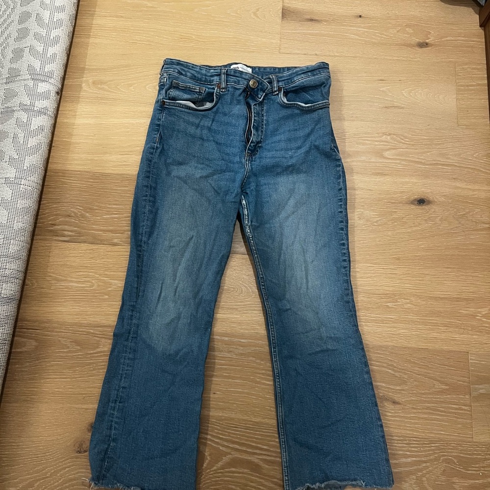 Zara Blue Ankle Cropped Jeans with Classic Medium Denim and Subtle Fading